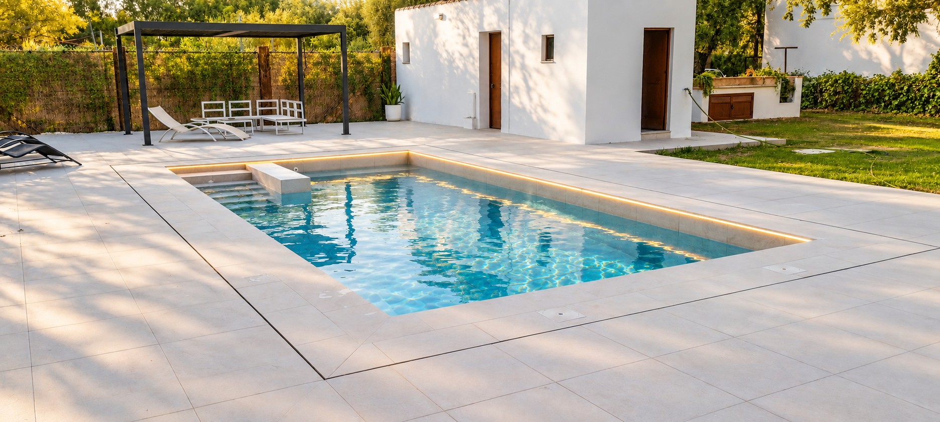 Piscina y terraza en la web de OCM POOL